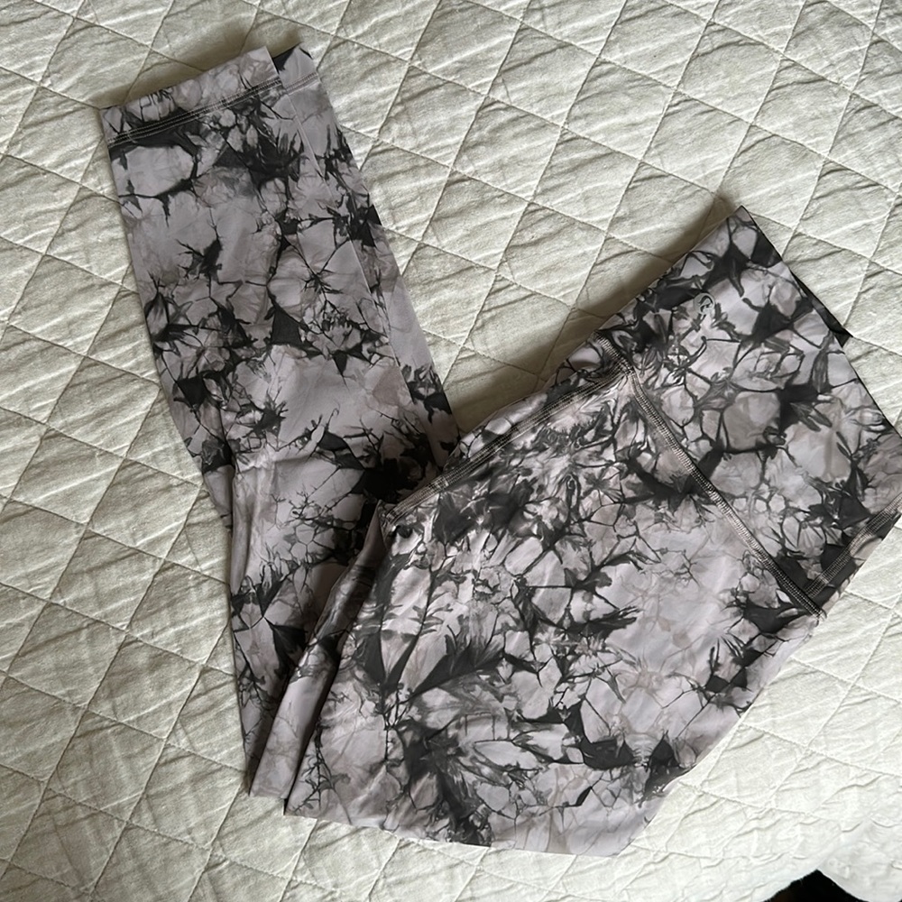 Luxtreme Lululemon leggings Size 6 LIKE NEW!!